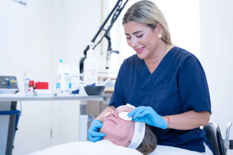 Kosmetische Behandlung in der Praxis