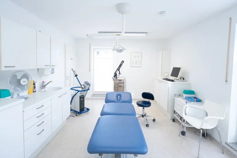 Eingriffsraum mit OP-Liege und Medizintechnik