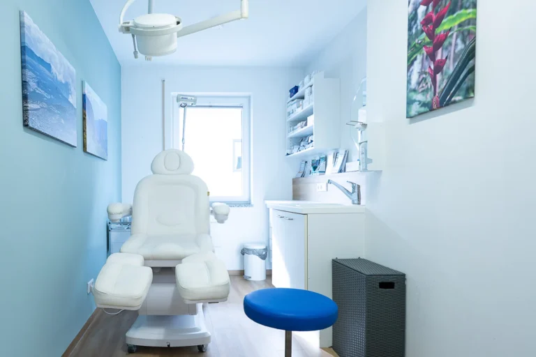 Kosmetikraum mit Behandlungsstuhl und Lampe