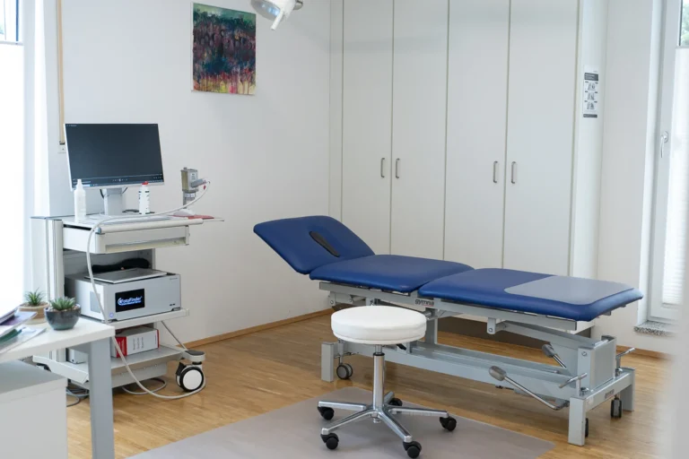 Behandlungszimmer mit Untersuchungsliege