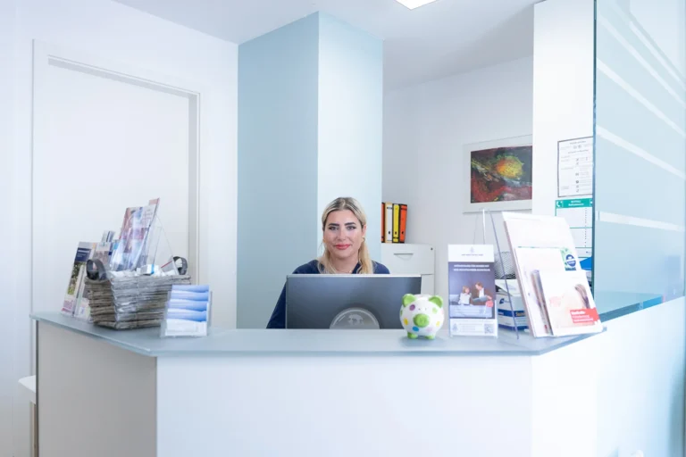 Rezeption der Praxis mit Mitarbeiterin
